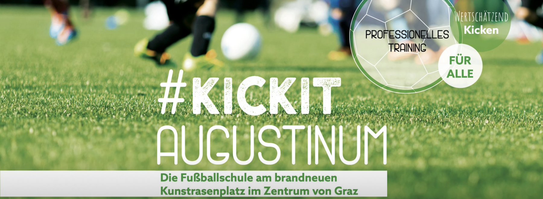 Nahaufnahme der Beine eines Fußballspielers auf dem Rasen, Werbebanner #KickIt Augustinum.