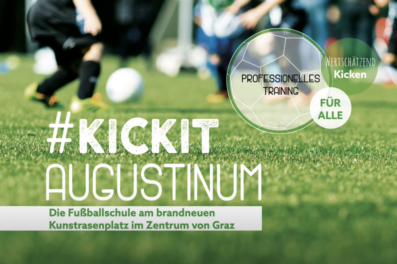 Kinder spielen Fußball auf grünem Rasen mit einem Text, der für eine Fußballschule wirbt.