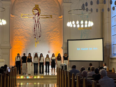 9 Studierende der PPH in der Kirche bei einer Tanzperformance