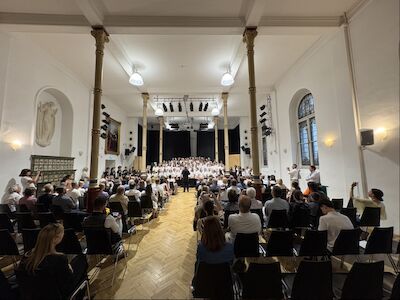 Totalansicht Festsaal mit komplettem Chor