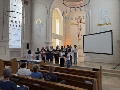 Ein Chor aus 15 Personen singt in der Kirche